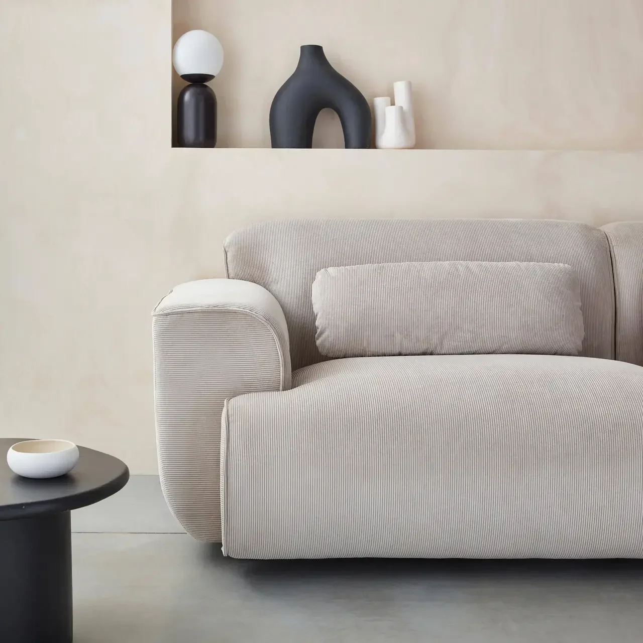 Sofá 3 lugares Wallas veludo canelado greige design contemporâneo