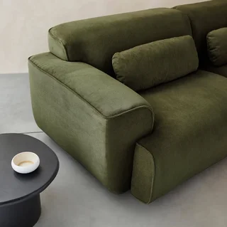 Sofá 3 lugares Wallas veludo canelado greige design contemporâneo