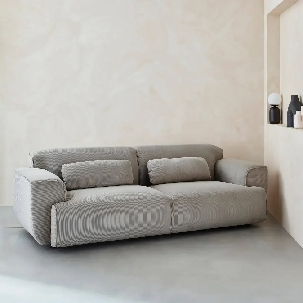 Sofá 3 lugares veludo corduroy greige design minimalista Wallas