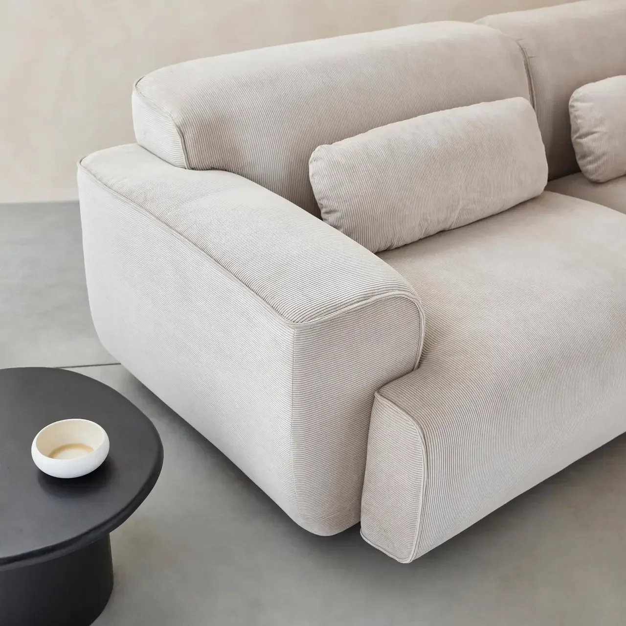 Sofá 3 lugares Wallas veludo canelado greige design contemporâneo