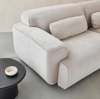Sofá 3 lugares Wallas veludo canelado greige design contemporâneo