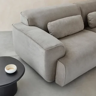Sofá 3 lugares veludo corduroy greige design minimalista Wallas