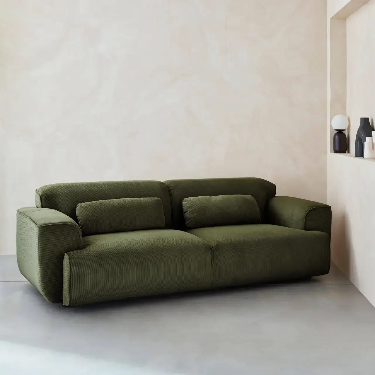 Sofá 3 lugares Wallas veludo canelado greige design contemporâneo