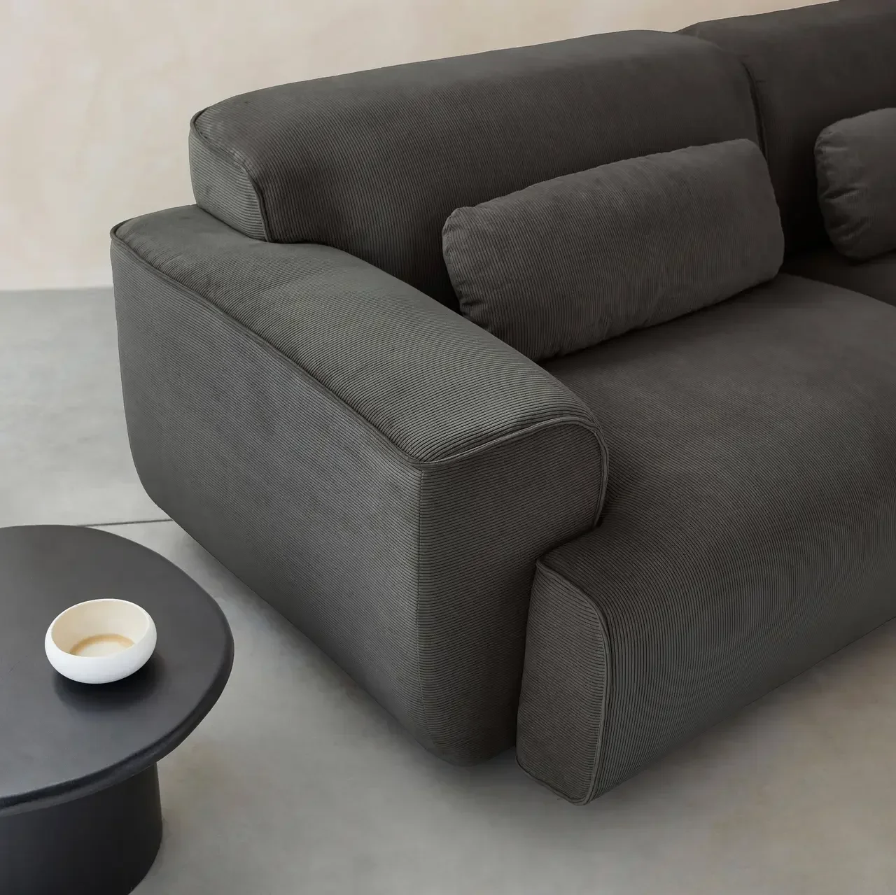 Sofá 3 Lugares Wallas Veludo Cotelê Greige Design Contemporâneo Sala de Estar