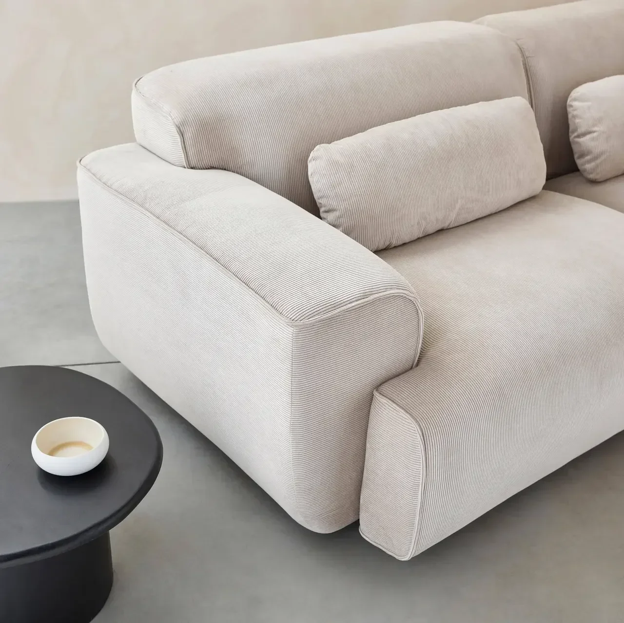 Sofá Wallas 3 Lugares Veludo Cotelê Greige Elegante e Confortável