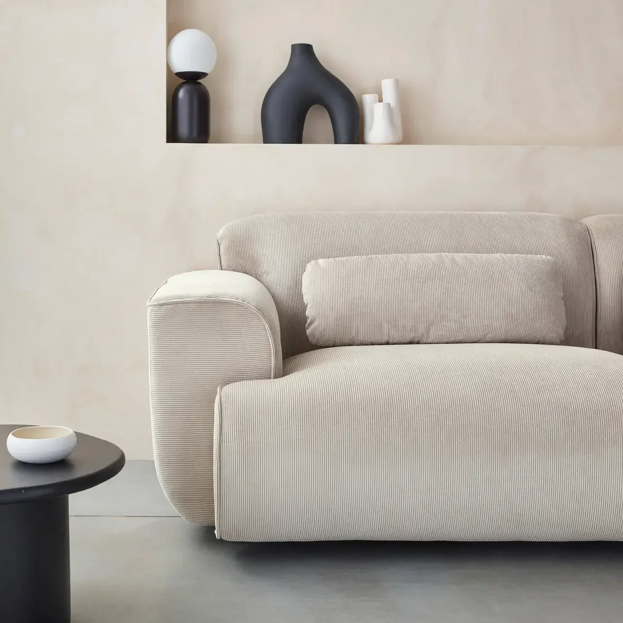 Sofá Wallas 3 Lugares Veludo Cotelê Greige Elegante e Confortável