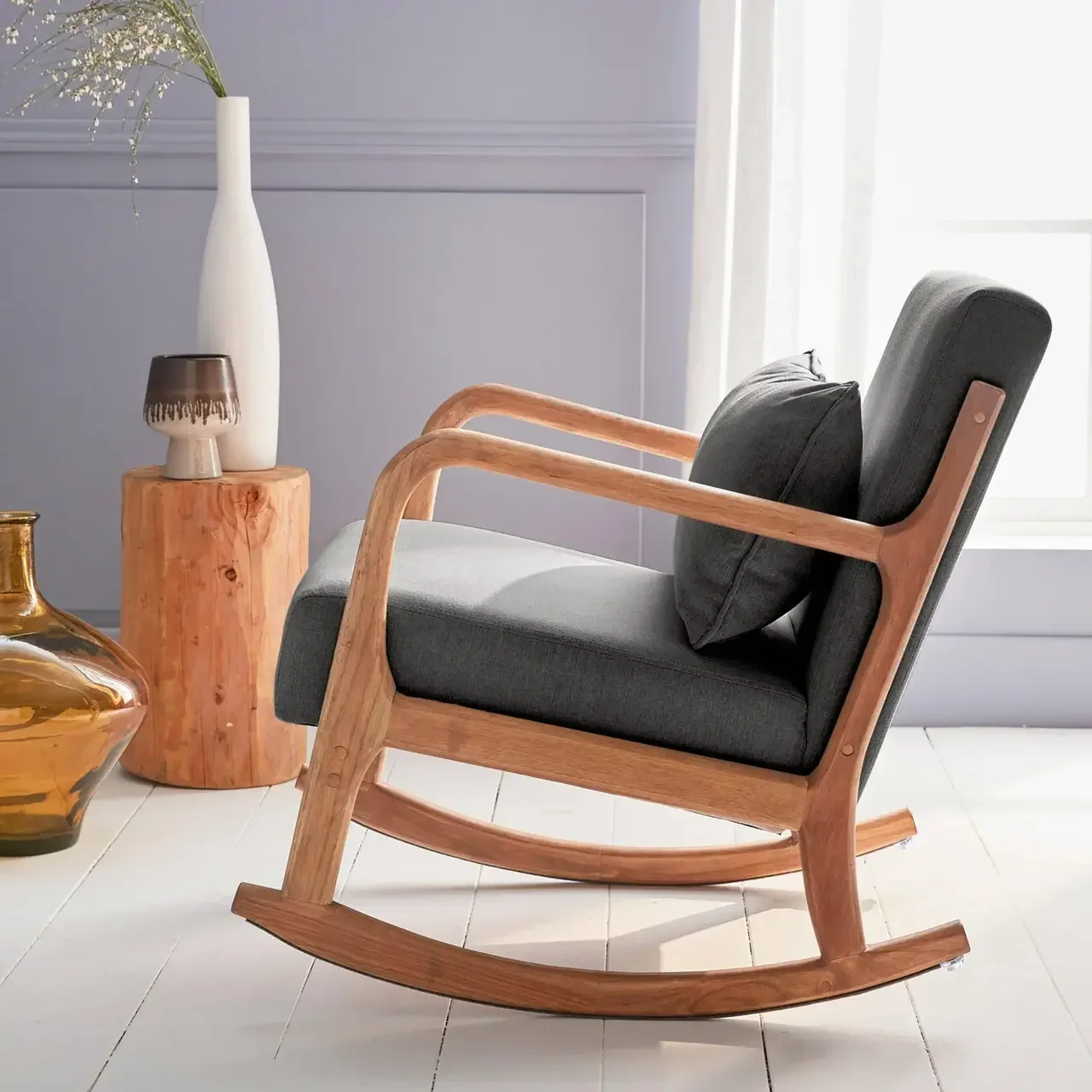 Fauteuil à bascule Lorens bleu en hévéa massif style scandinave avec coussin