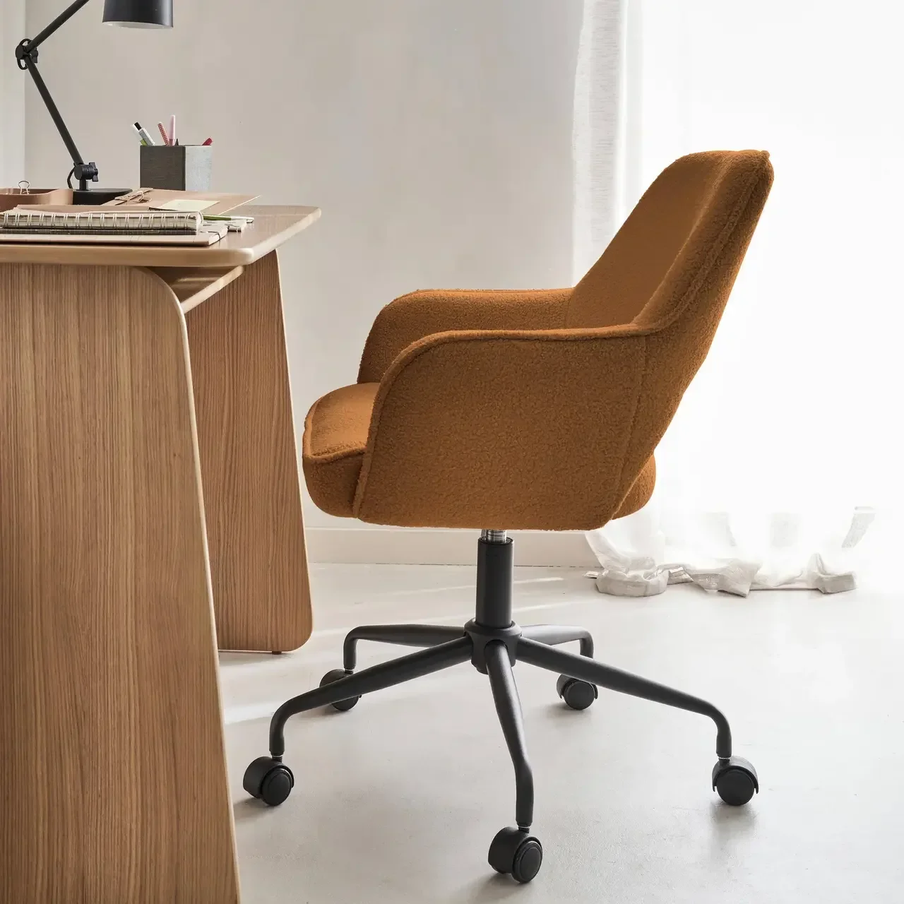 Chaise de bureau pivotante Jim en bouclette vintage avec roulettes