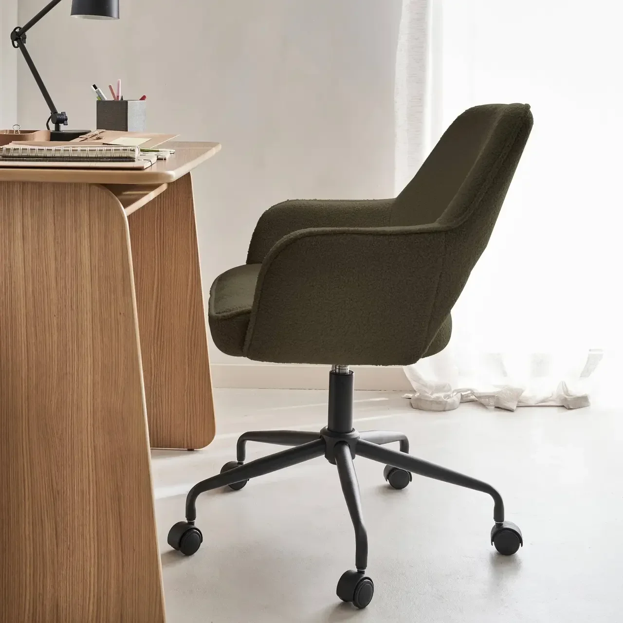 Chaise de bureau pivotante Jim en bouclette douce et vintage