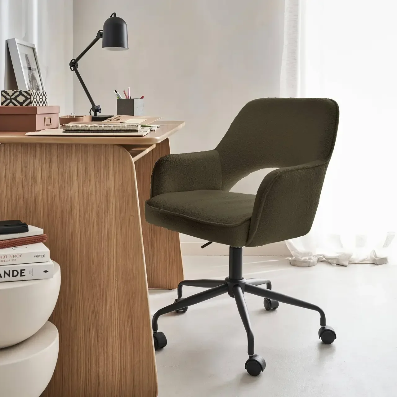 Chaise de bureau pivotante Jim en bouclette douce et vintage