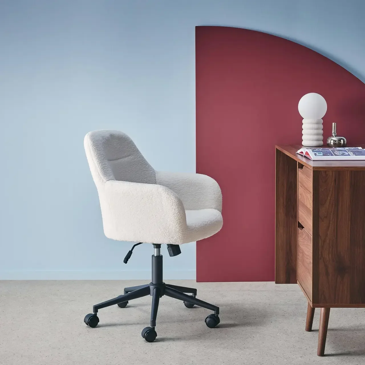 Chaise de bureau pivotante bouclette blanche réglable en hauteur avec roulettes métal
