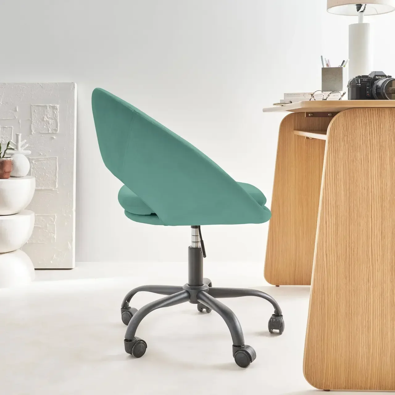 Chaise de bureau pivotante velours métal noir mat roulettes style vintage