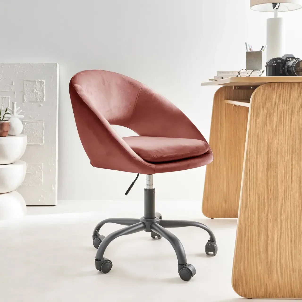 Chaise de bureau pivotante velours noir mat avec roulettes - Collection Pam