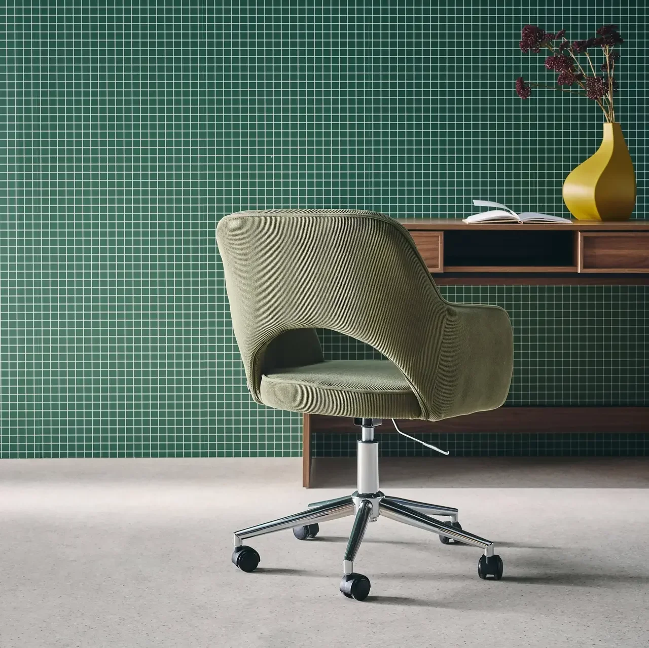Chaise de bureau velours côtelé kaki piétement chromé à roulettes Jim