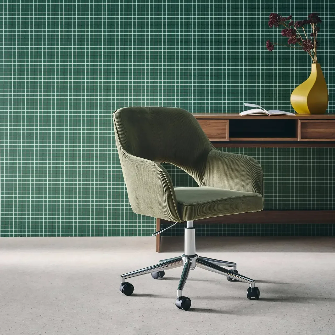 Chaise de bureau velours côtelé kaki piétement chromé à roulettes Jim
