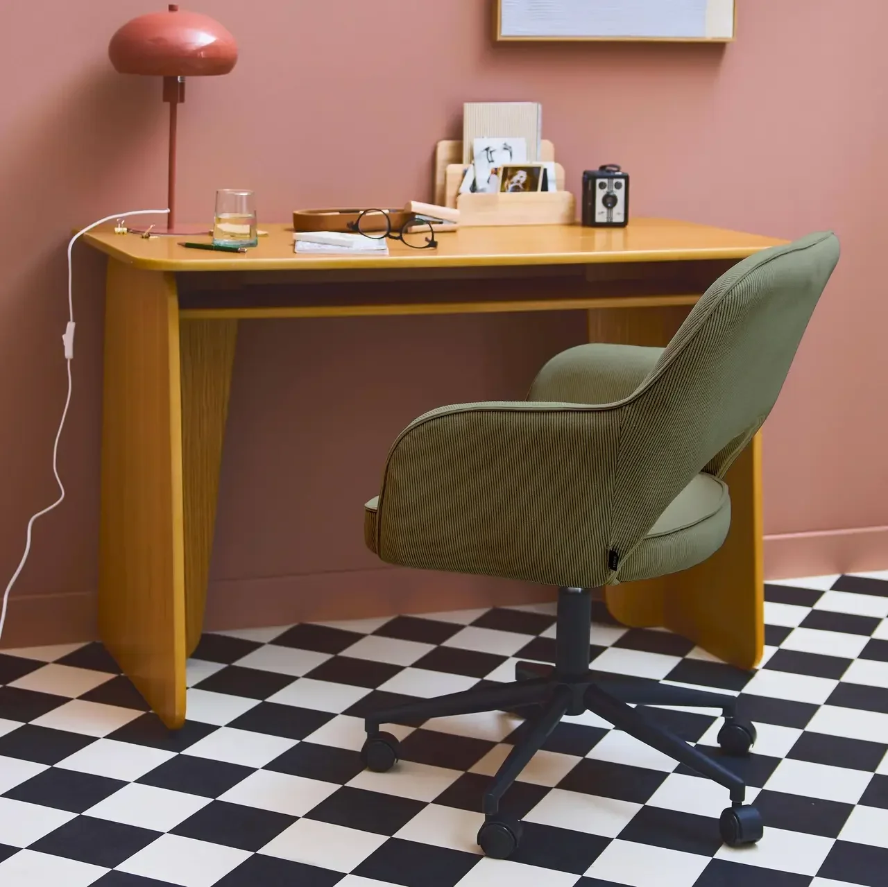Chaise de bureau Jim en velours côtelé kaki avec roulettes