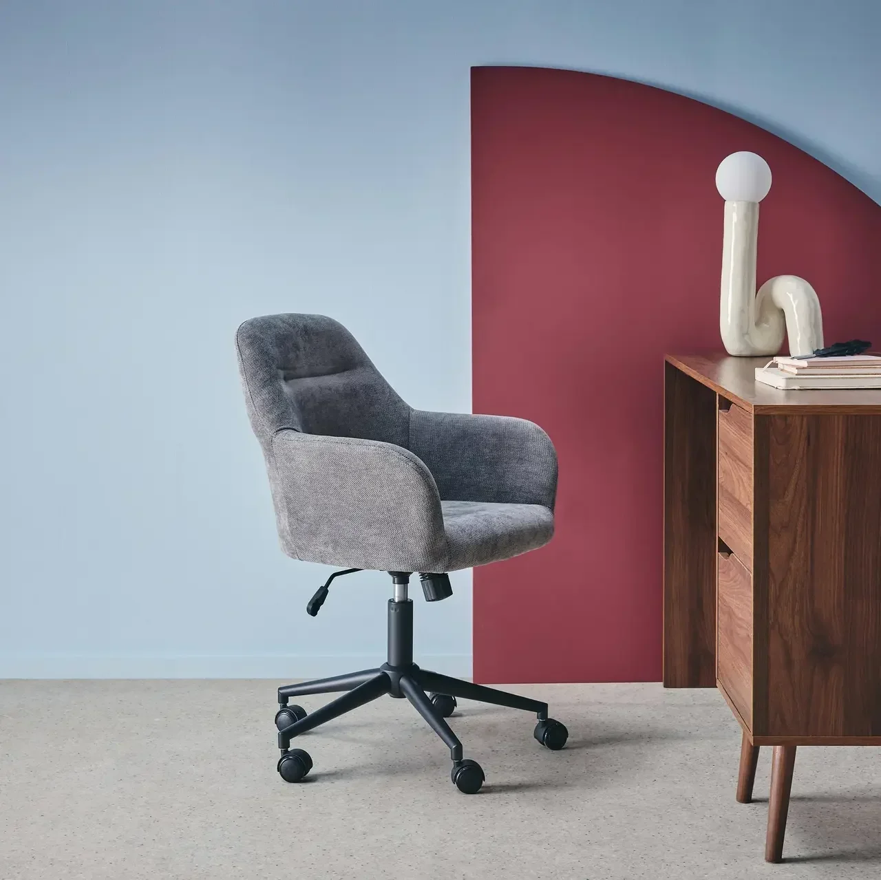 Chaise de bureau pivotante réglable en tissu chenille avec accoudoirs et roulettes - Stan