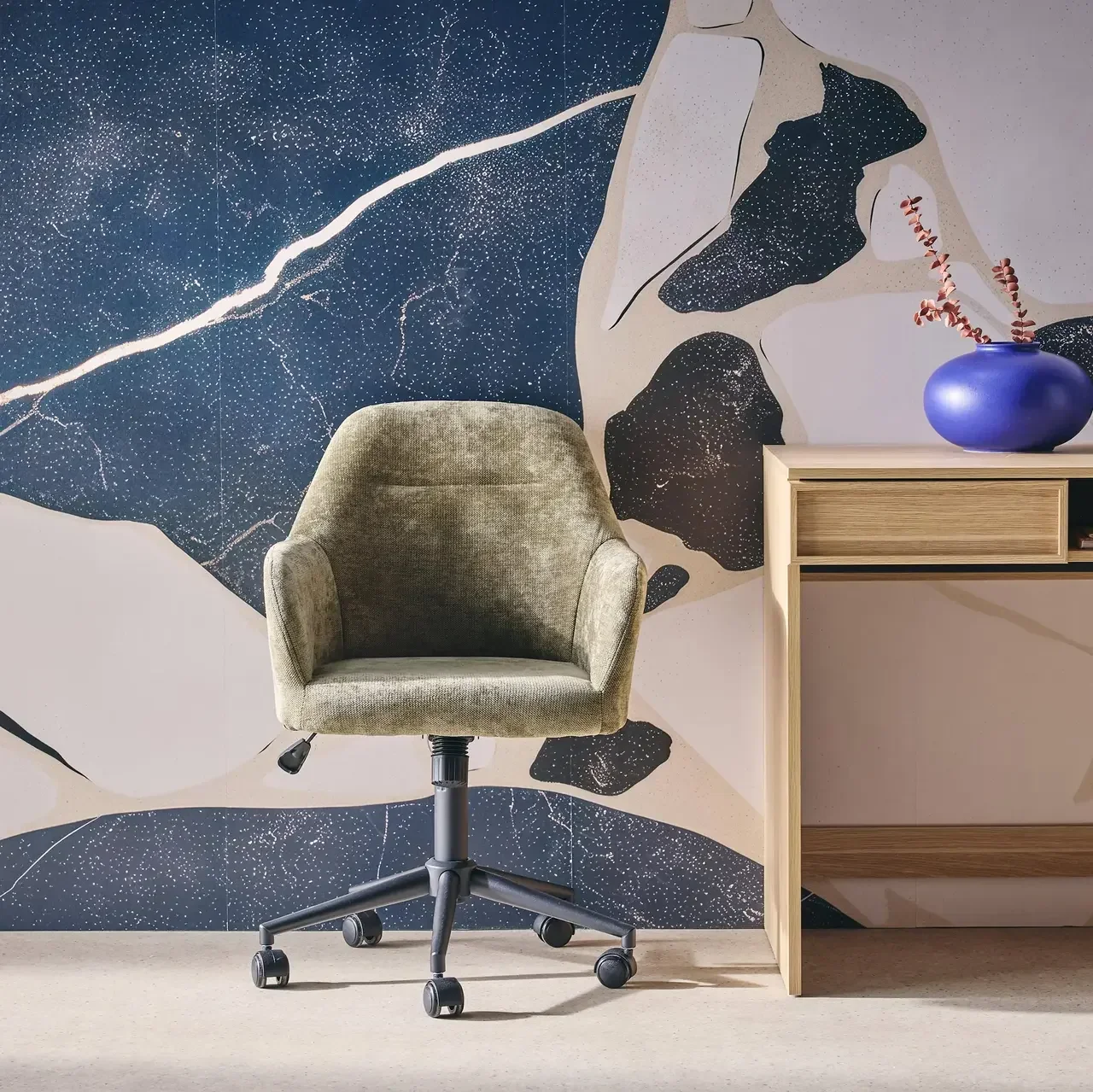 Chaise de bureau pivotante réglable en tissu chenille noir mat avec accoudoirs et roulettes
