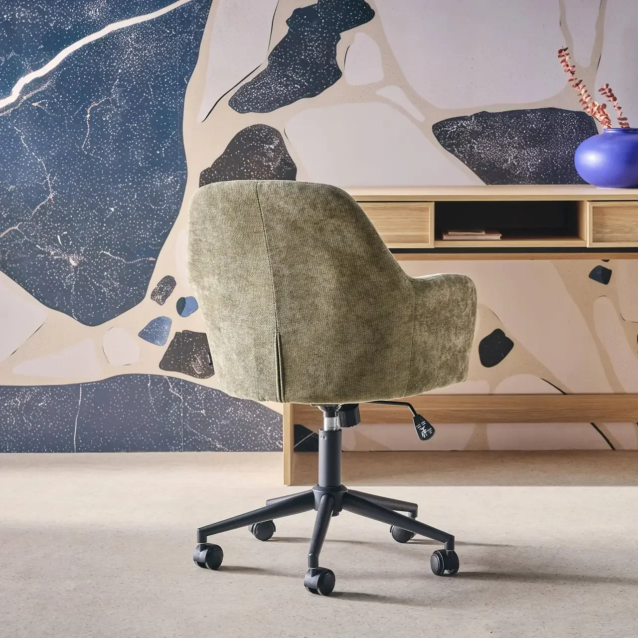 Chaise de bureau pivotante réglable en tissu chenille noir mat avec accoudoirs et roulettes