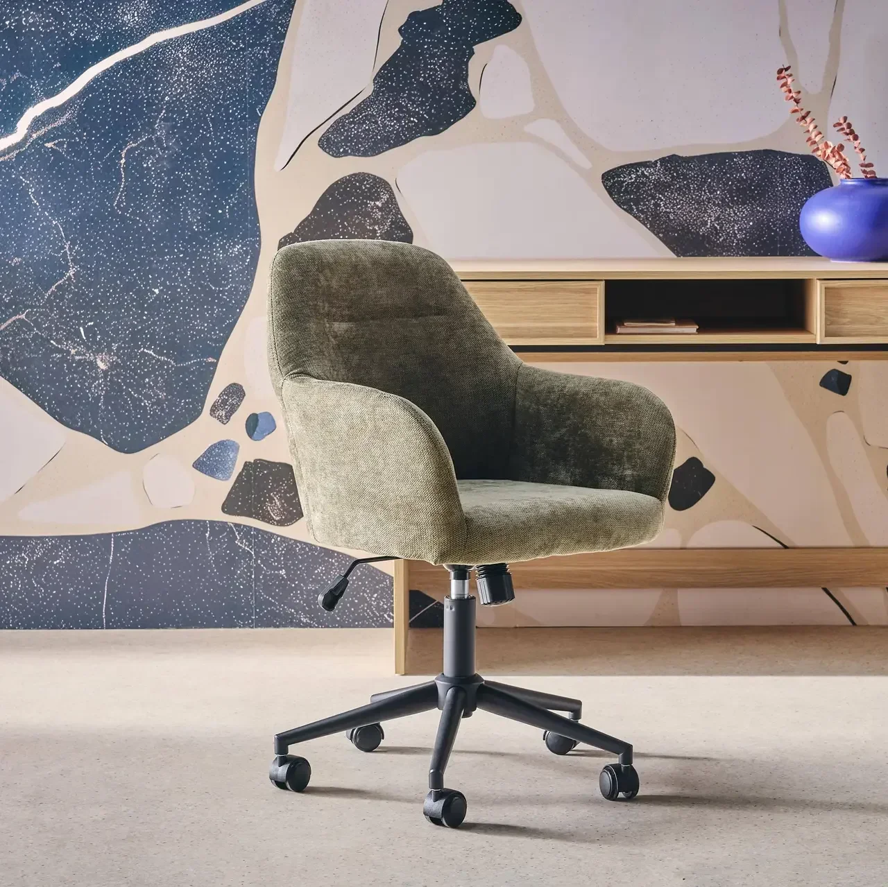 Chaise de bureau pivotante réglable en tissu chenille noir mat avec accoudoirs et roulettes