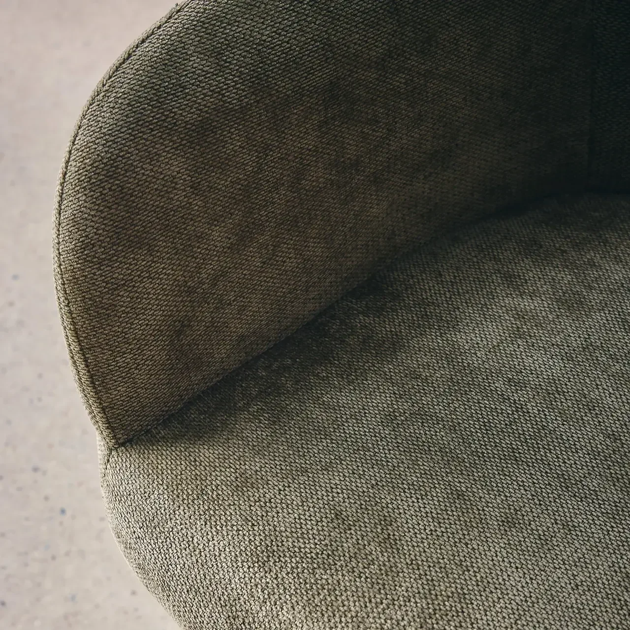 Chaise de bureau pivotante réglable en tissu chenille noir mat avec accoudoirs et roulettes
