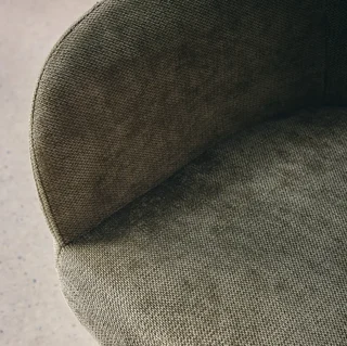 Chaise de bureau pivotante réglable en tissu chenille noir mat avec accoudoirs et roulettes