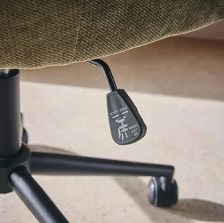 Chaise de bureau pivotante réglable en tissu chenille noir mat avec accoudoirs et roulettes
