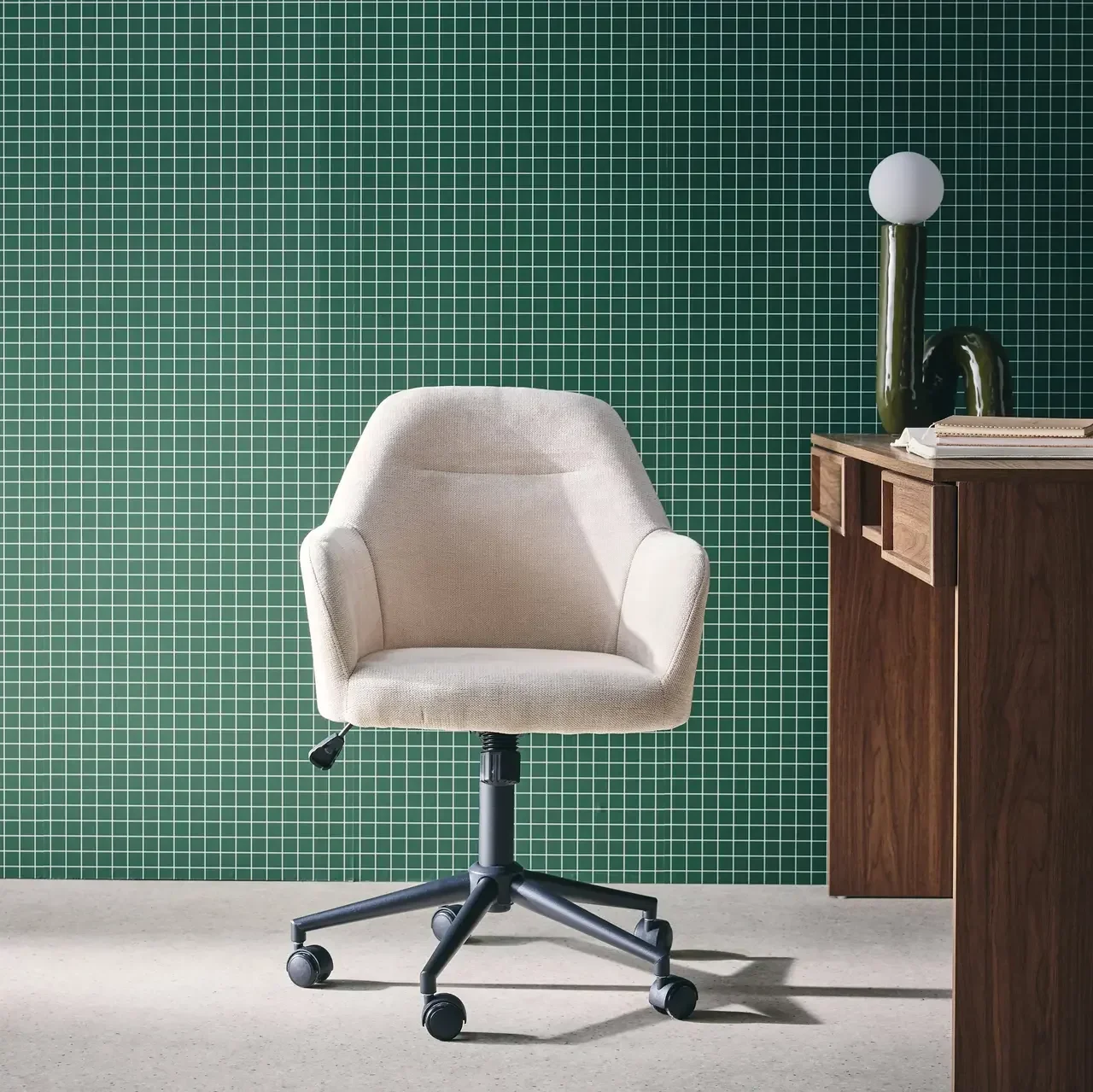 Chaise de bureau pivotante réglable en tissu chenille et métal noir mat