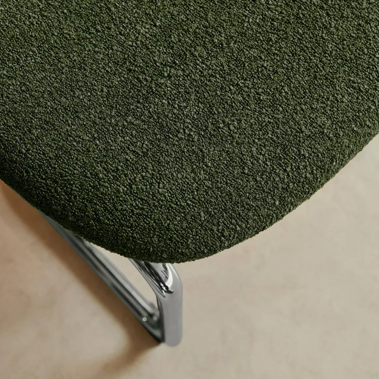 Conjunto de 2 cadeiras cantilever Maloa em tecido bouclé texturizado e metal cromado