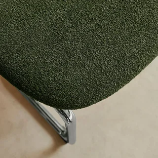 Conjunto de 2 cadeiras cantilever Maloa em tecido bouclé texturizado e metal cromado