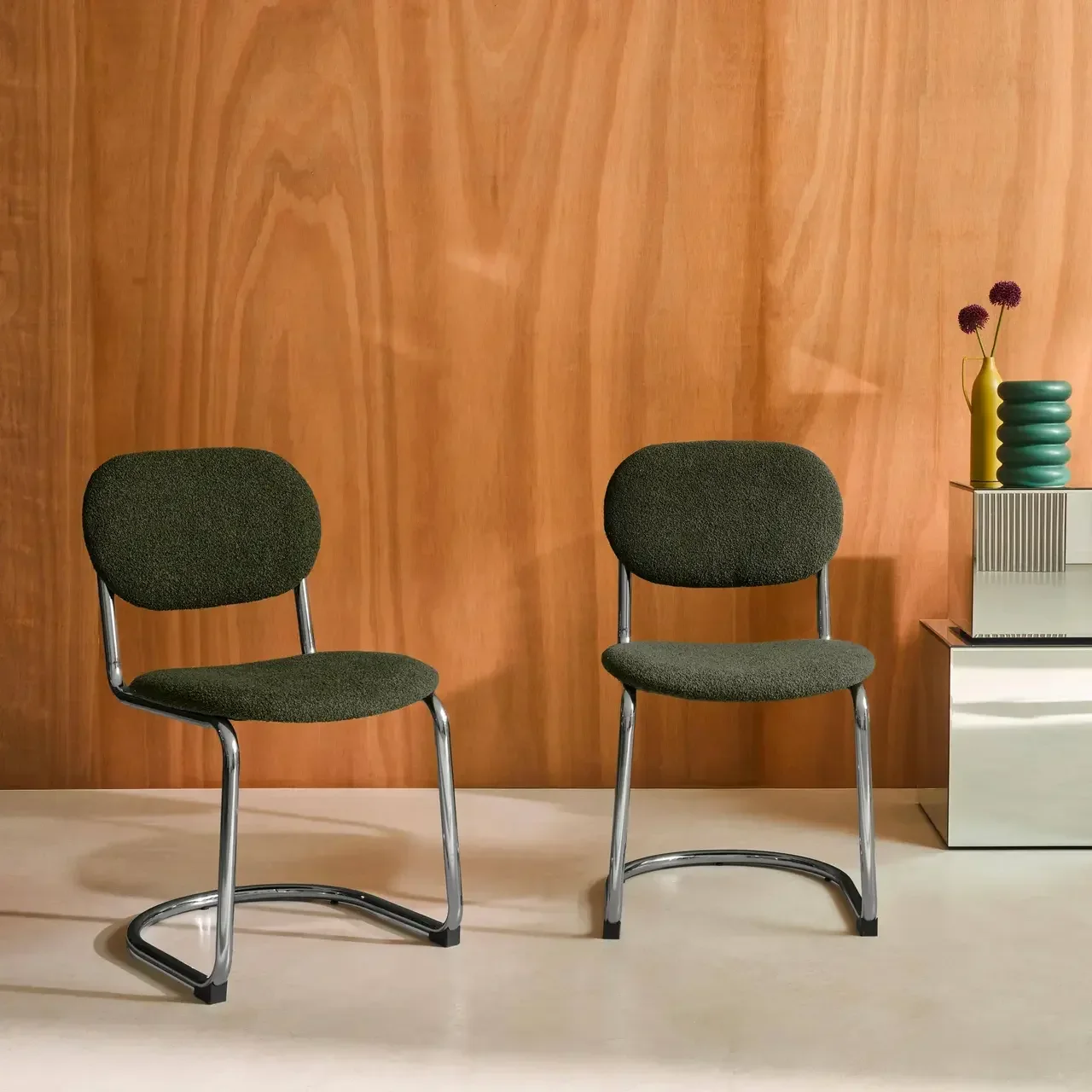Lot de 2 chaises cantilever Maloa en bouclette texturée et métal chromé