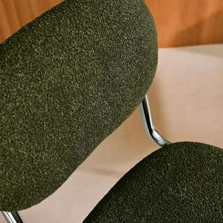 Conjunto de 2 cadeiras cantilever Maloa em tecido bouclé texturizado e metal cromado