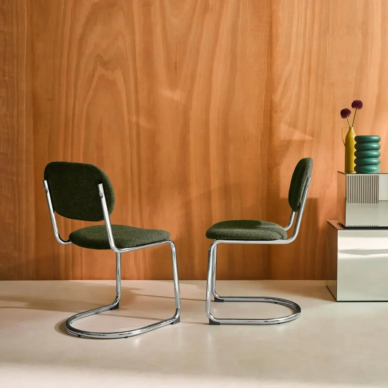 Lot de 2 chaises cantilever Maloa en bouclette texturée et métal chromé
