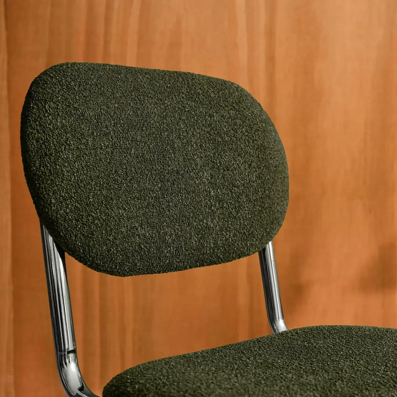 Conjunto de 2 cadeiras cantilever Maloa em tecido bouclé texturizado e metal cromado