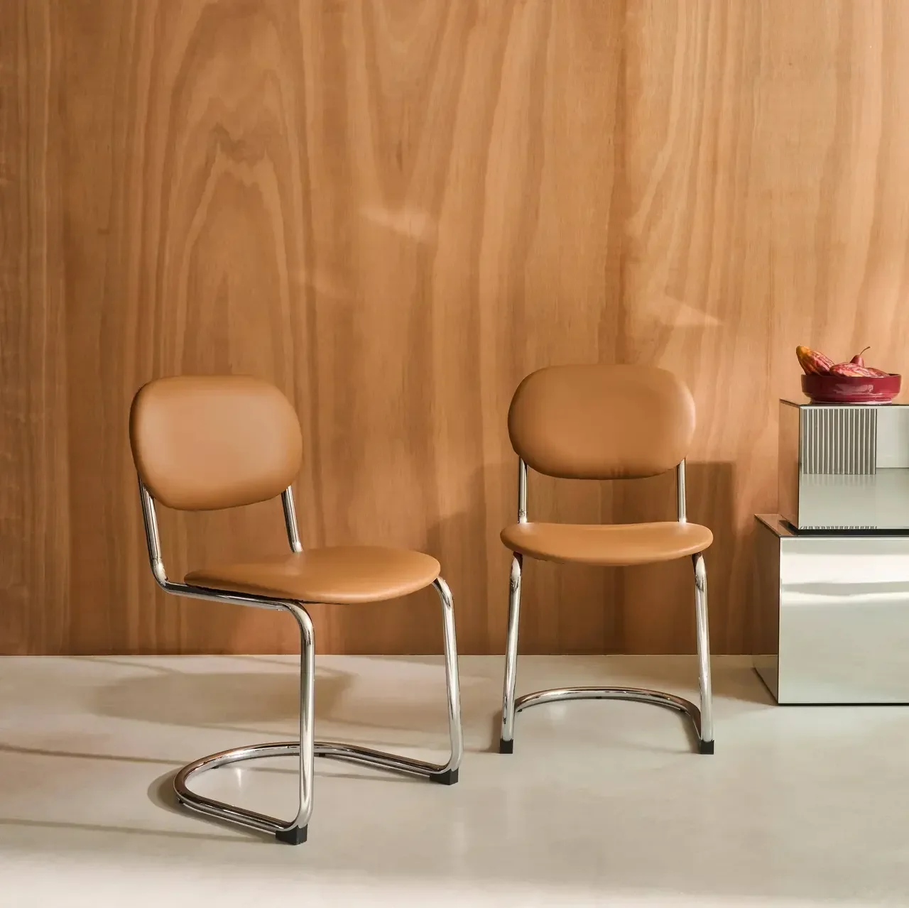 Chaises cantilever Maloa similicuir marron pieds chromés lot de 2