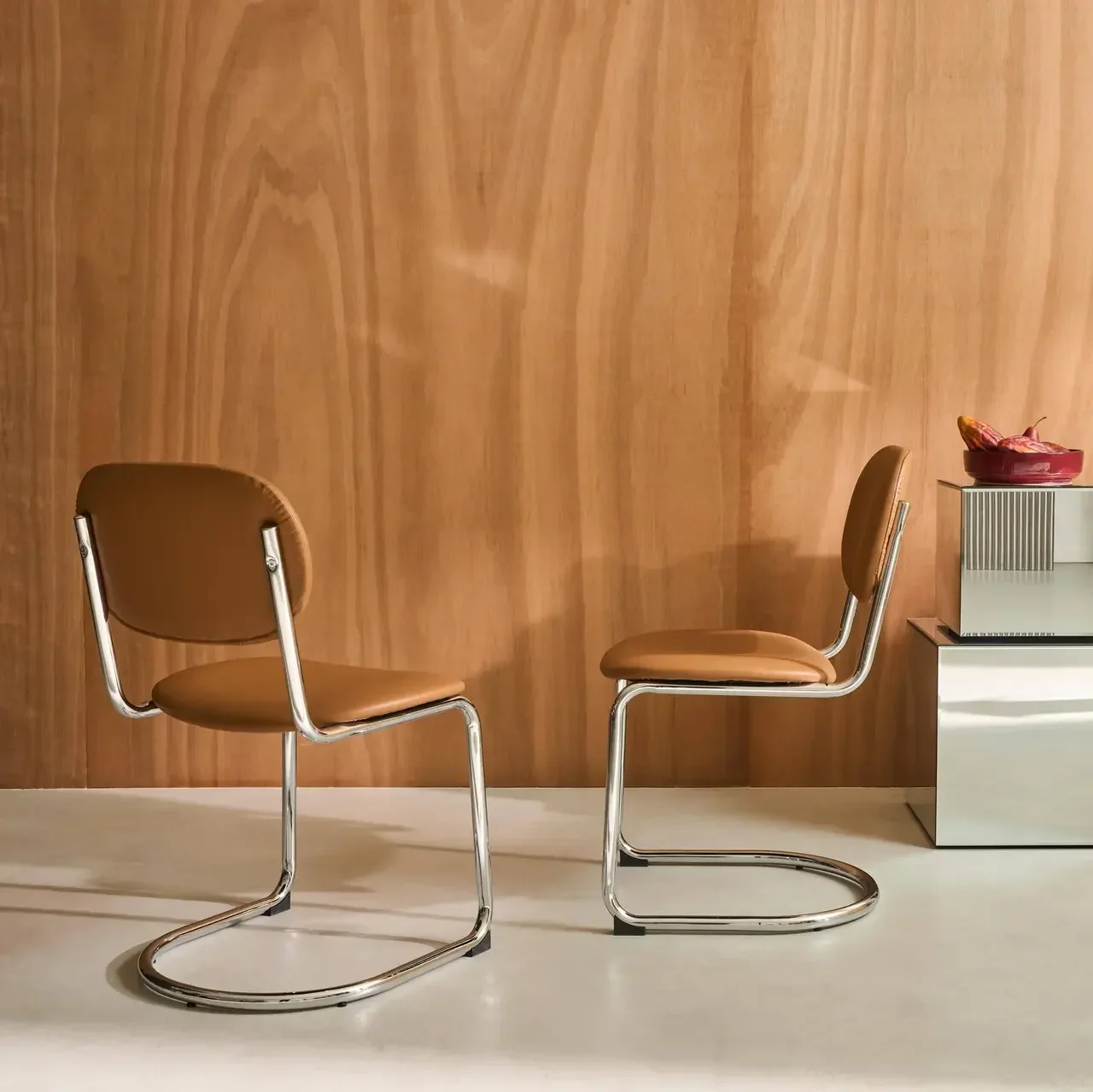 Chaises cantilever Maloa similicuir marron pieds chromés lot de 2