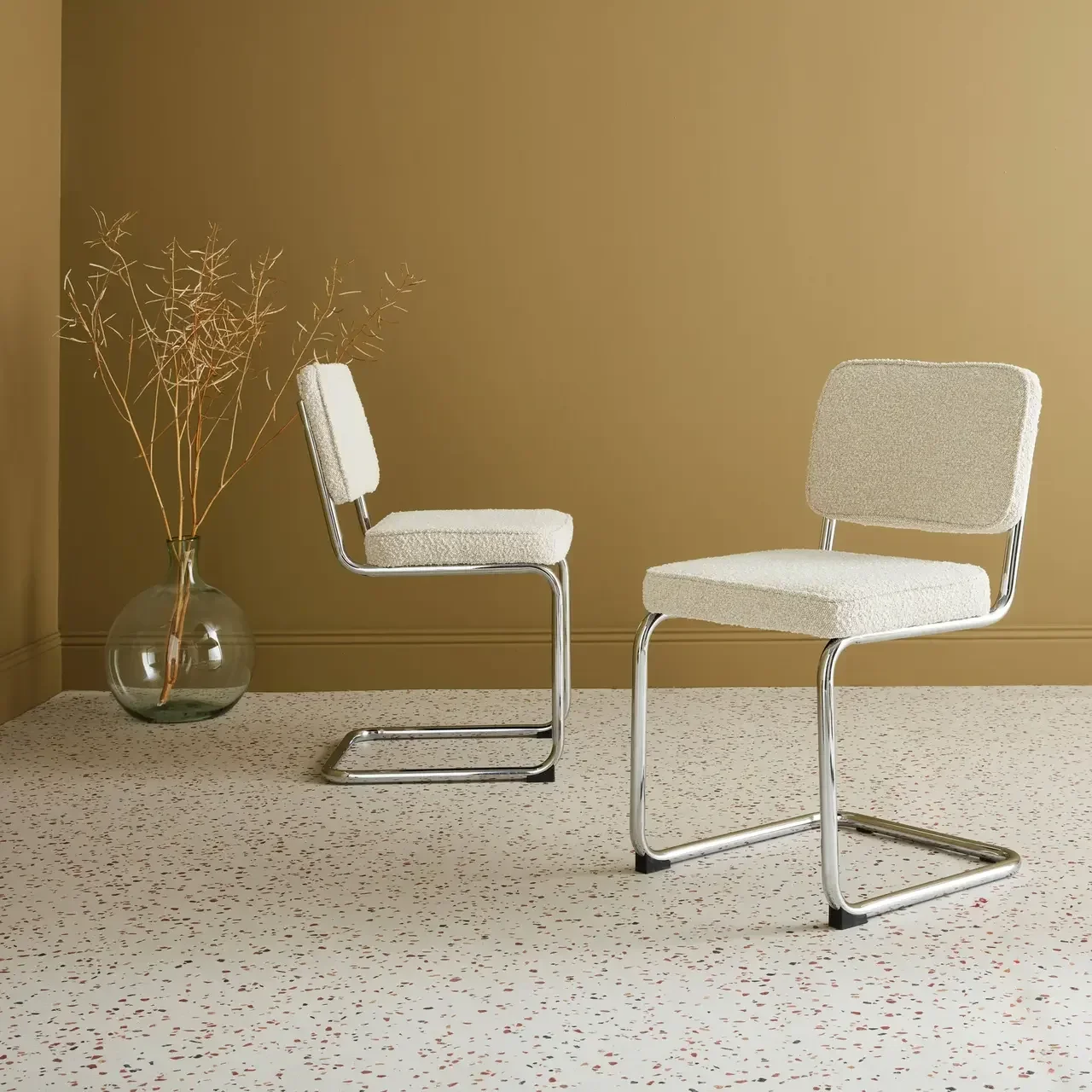 Chaises cantilever Maja tissu bouclette lot de 2 design vintage