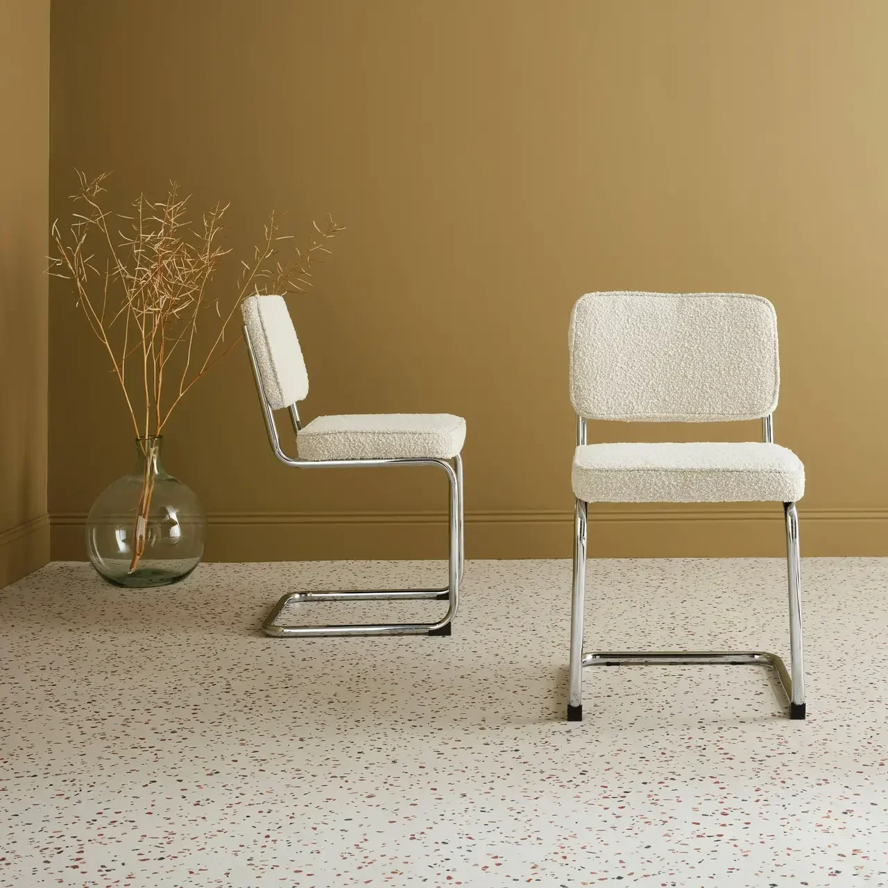 Chaises cantilever Maja tissu bouclette lot de 2 design vintage