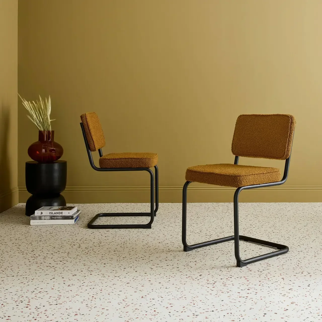 Chaises cantilever design rétro Maja vert bouclette lot de 2