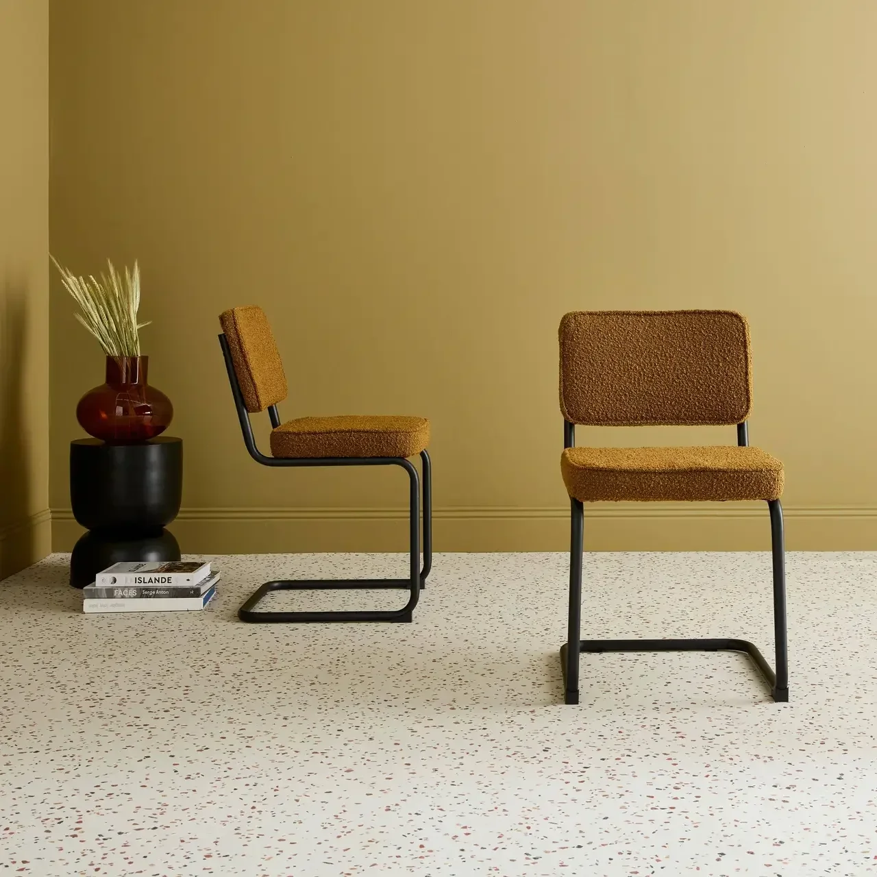 Chaises cantilever design rétro Maja vert bouclette lot de 2