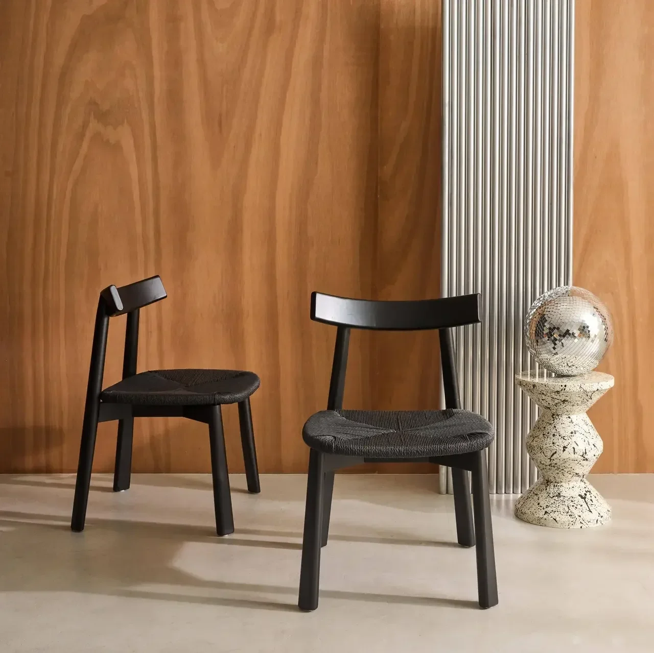 Chaises scandinaves bois hévéa corde naturelle lot 2