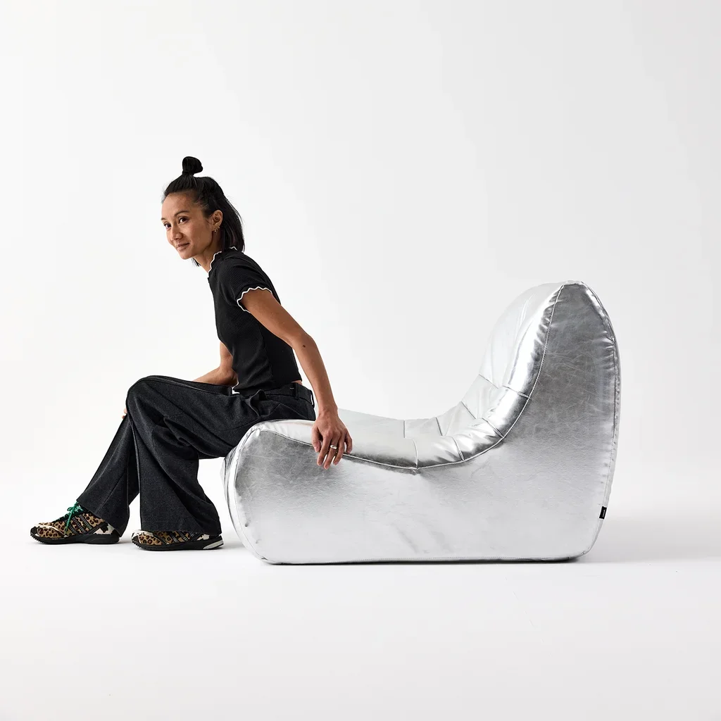 Chauffeuse Sokol Silver simili cuir argenté métallisé design rétro chic