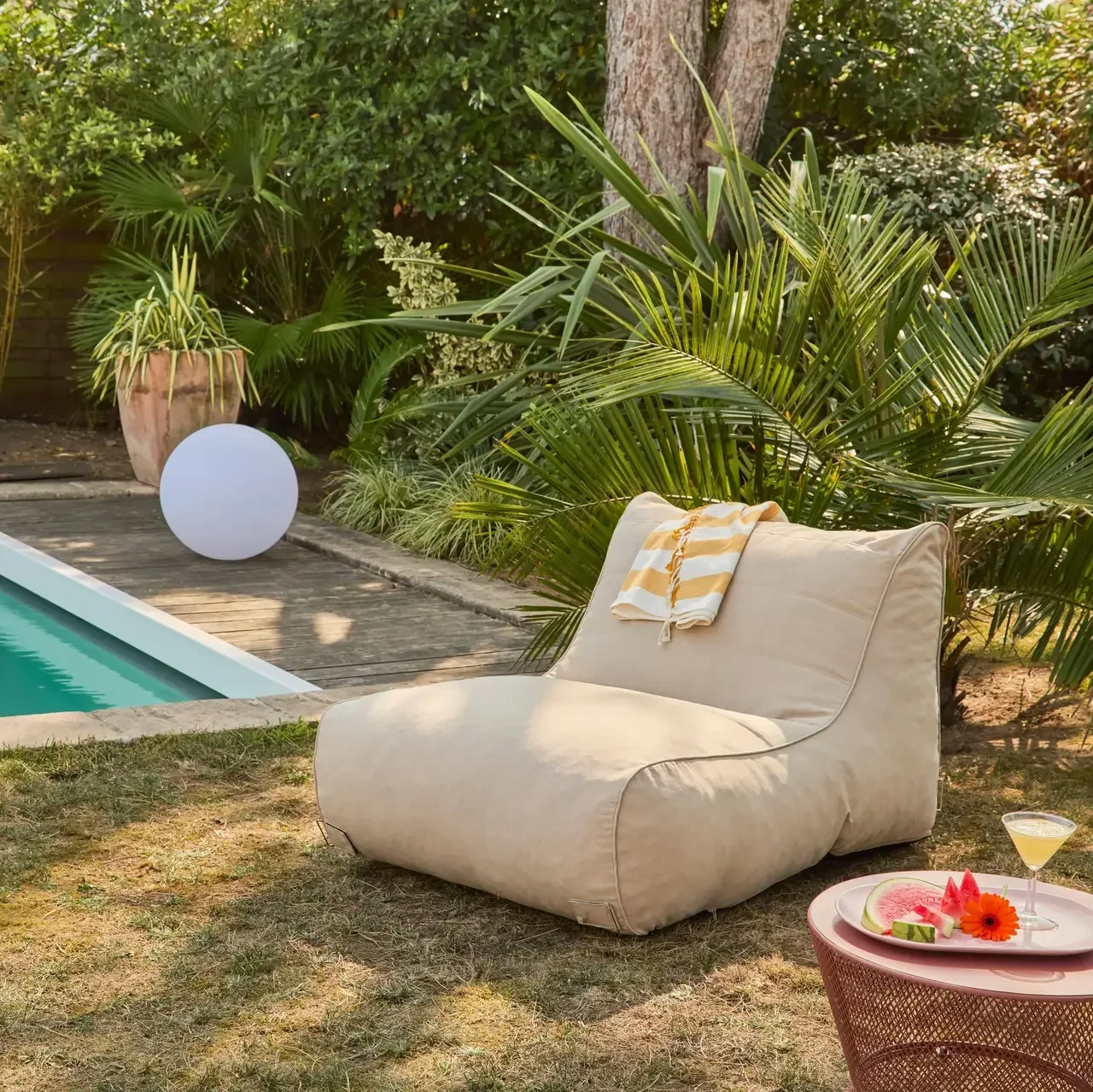 Chauffeuse de jardin beige en oléfine confortable terrasse