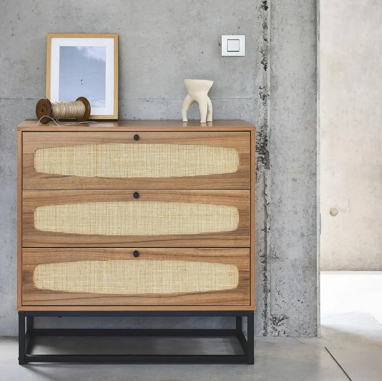 Commode vintage 3 tiroirs bois foncé cannage naturel piétement métal noir