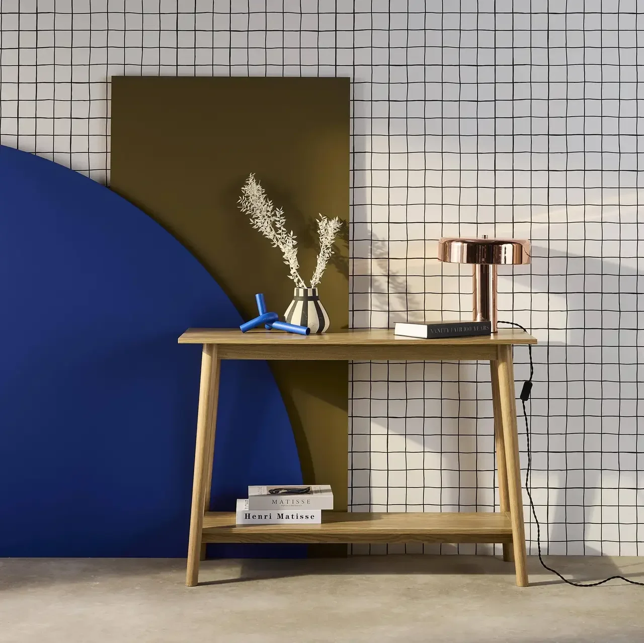 Console scandinave Népal en bois vintage avec pieds compas élégants pour entrée ou salon