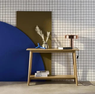 Console scandinave Népal en bois vintage avec pieds compas élégants pour entrée ou salon