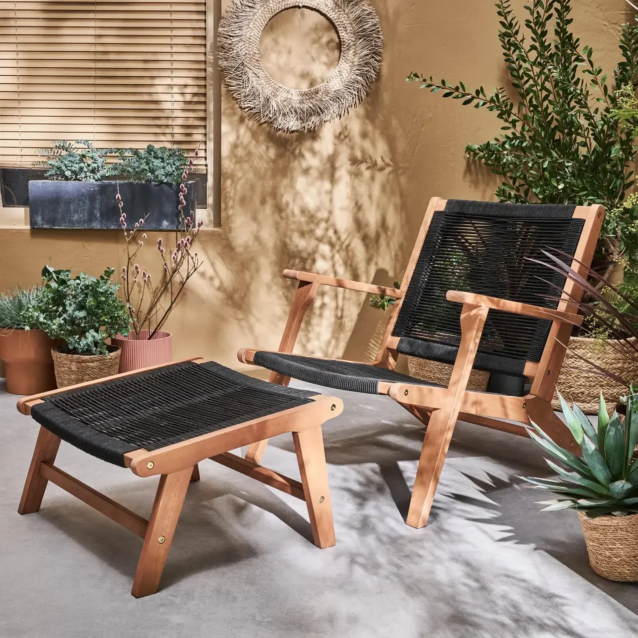 Fauteuil lounge Cuzco bois eucalyptus avec repose-pieds et assise cordes