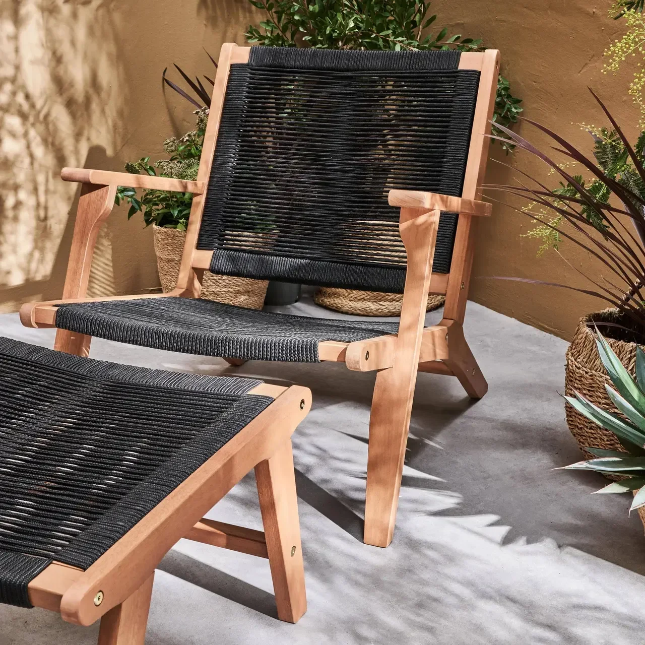 Fauteuil lounge Cuzco bois eucalyptus avec repose-pieds et assise cordes