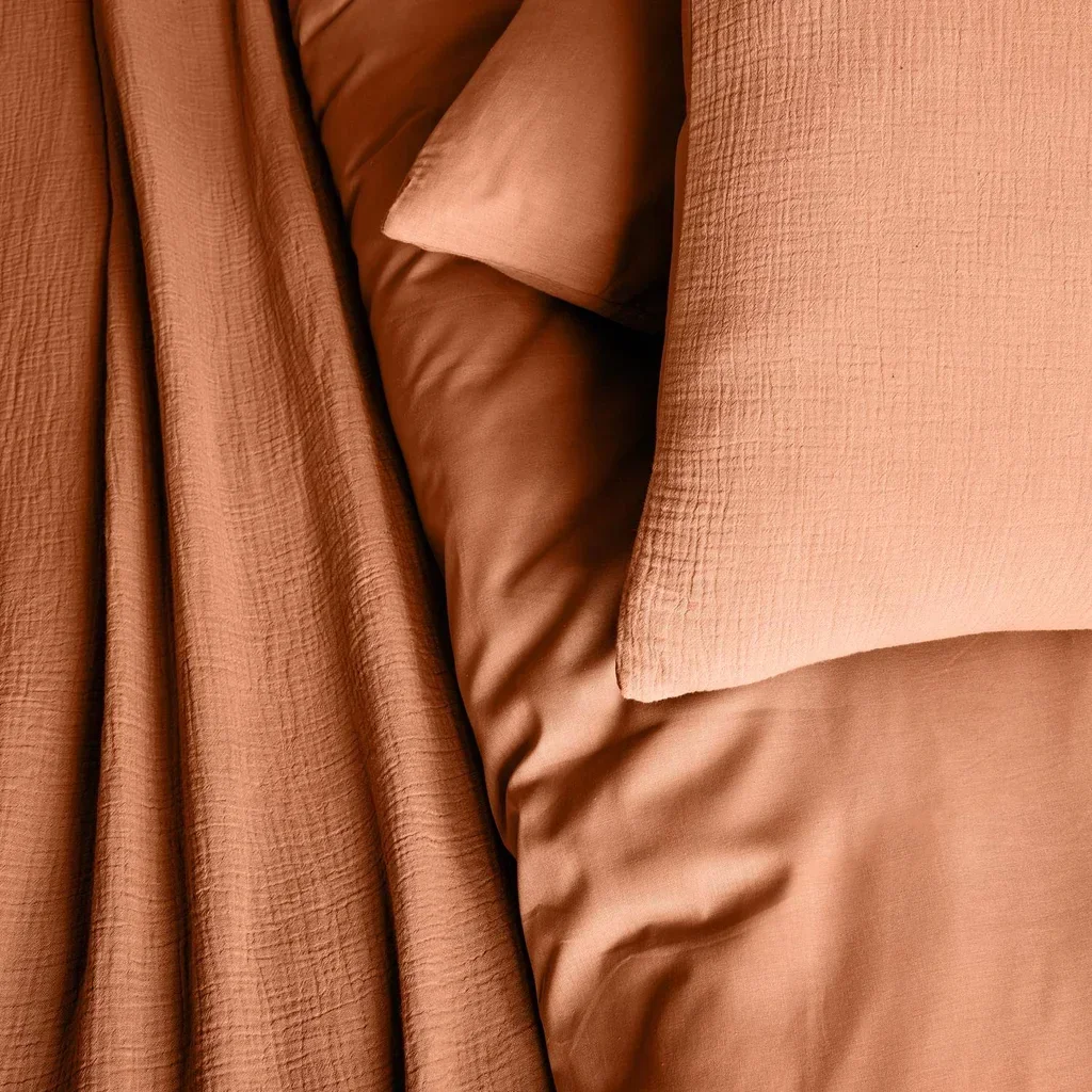 Parure de lit Alix en gaze de coton terracotta - housse couette et taies
