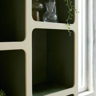 Estante design orgânico 8 compartimentos madeira bicolor vintage Agatha